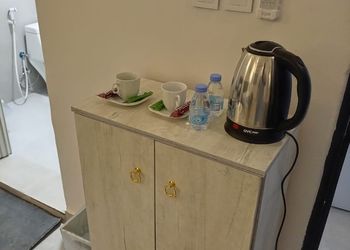 غرفة بأثاث مريح وبسيط 