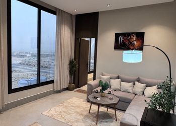 شقة بدخول ذاتي وصالة أنيقة 