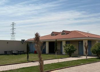 استراحة بمجلس ومسطحات خضراء