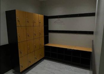 استديو بسرير مريح وأثاث بسيط