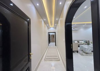 شقة بصالة مريحة وغرفة نوم 