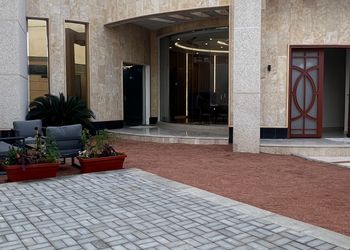 شاليه بمسطح اخضر ومسبح 
