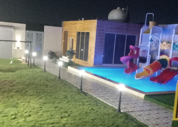 شاليه بمسطح اخضر ومسبح داخلي