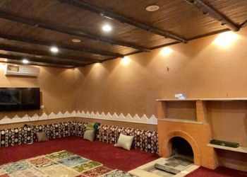 استراحة بمسبح داخلي ومسطح اخضر