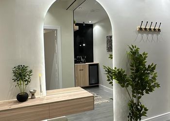 استديو بأثاث مريح وبسيط 