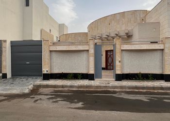شاليه بمسطح اخضر ومسبح 