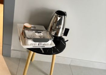 استديو بأثاث مريح وبسيط 