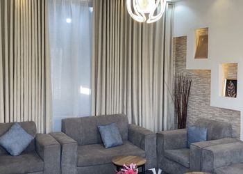 شاليه بمسطح اخضر ومسبح 