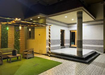شاليه بجلسة تطل على مسبح داخلي 