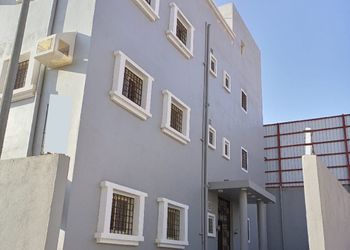 شقة بغرفة جلوس وغرفتين نوم 