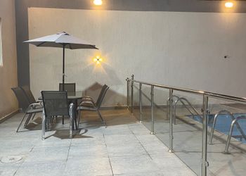 شالية بمجلس مطل على الفناء الخارجي 