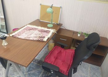 شقة بصالة وثلاث غرف نوم