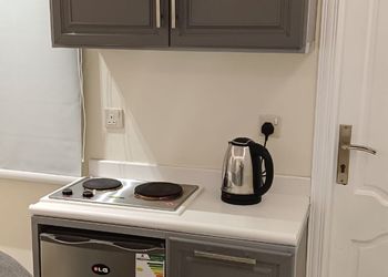 غرفة بسرير ماستر و دورة مياة