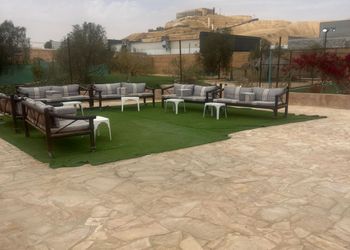 استراحة بجلسة خارجية ومسطح اخضر