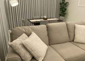 شقة بصالة مريحة وتصميم هادئ 