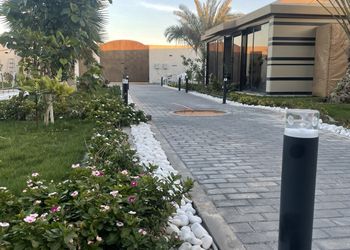 شاليه بمسطح اخضر ومسبح
