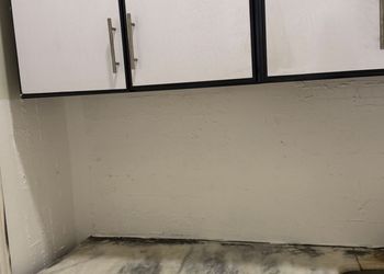 استديو بأثاث مريح وبسيط 