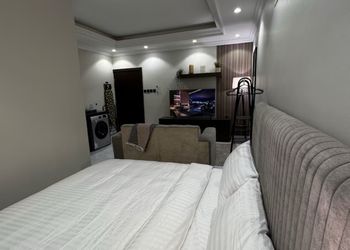 استديو بسرير مريح وجلسة جانبية 