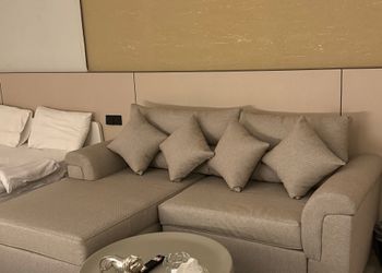 استديو بأثاث مريح وبسيط 