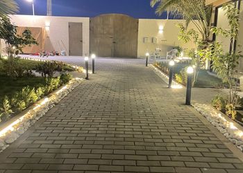 شاليه بمسطح اخضر ومسبح