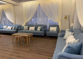 استراحة  بمسبح ومسطح اخضر 