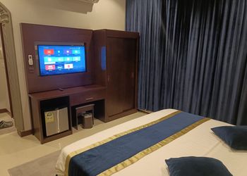 غرفة بأثاث مريح وبسيط