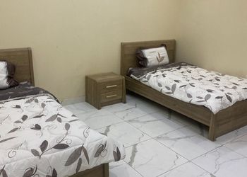 شاليه بجلسة خارجية ومسطح اخضر