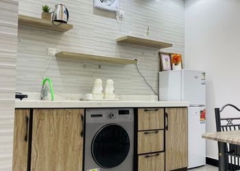 شاليه بجلسة تطل على مسبح خارجي 