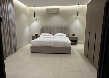 شاليه بمسطح اخضر وجلسة خارجية 