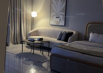 استديو بأثاث مريح وبسيط 