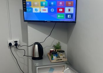 استديو بسرير مفرد وأثاث مريح 