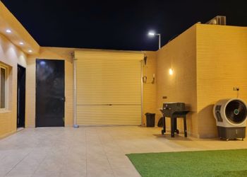 شاليه بجلسة تطل على مسبح خارجي 