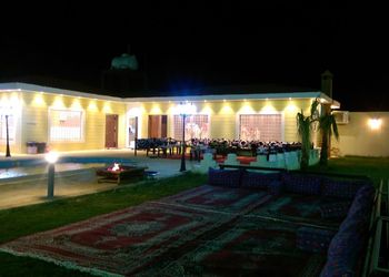 استراحة بمسطح اخضر وجلسه خارجيه