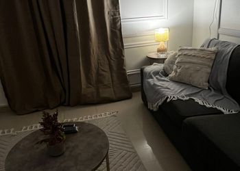 استديو بسرير ماستر وجلسة مريحة 