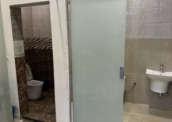 شاليه بمسطح اخضر  وجلسة خارجية