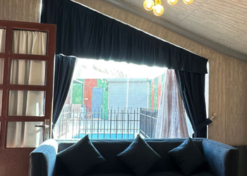 كوخ بجلسة خارجية ومسبح خارجي