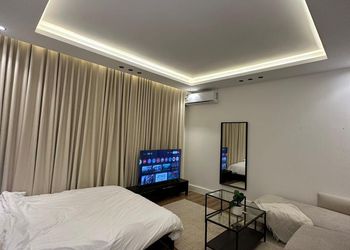استديو بأثاث مريح وبسيط 