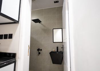 استديو بأثاث مريح وبسيط 