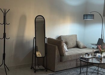 استديو بسرير ماستر وجلسة مريحة 