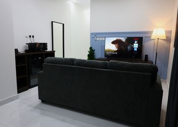 استديو بسرير ماستر وجلسه جانبيه