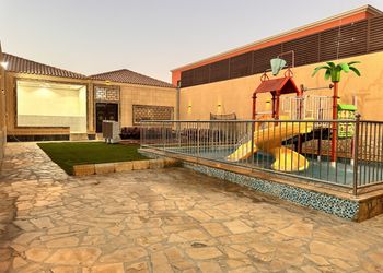 شاليه بألعاب مائية ومسطح اخضر