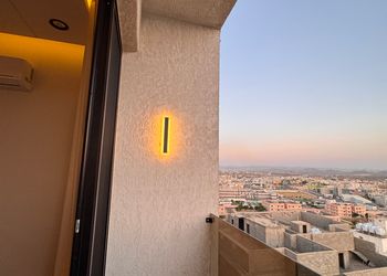 شقة بصالة أنيقة وإطلالة مميزة 