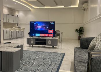 شاليه بجلسة تطل على مسبح خارجي 