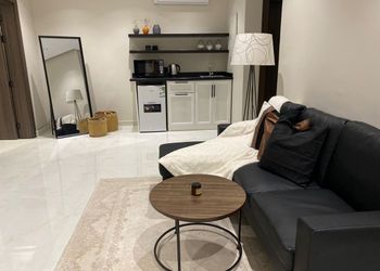 شقة بصالة وغرفتين نوم بأثاث مريح
