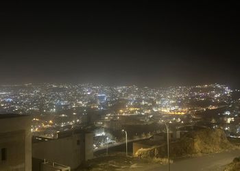شقة بصالة جلوس وثلاث غرف نوم 