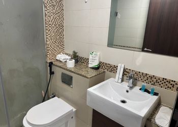 شقة بغرفة معيشة وغرفتين نوم 