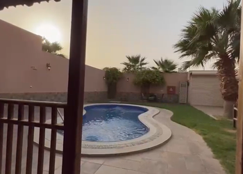 شاليه بمسبح خارجي و كوخ خشبي 