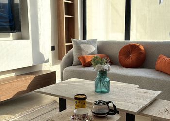 شاليه بمسطح اخضر وجلسة خارجية