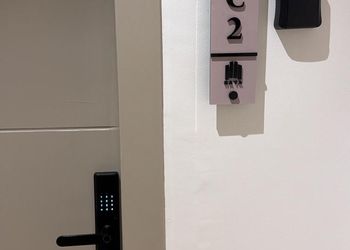 استديو بسرير ماستر وجلسة جانبية 