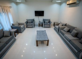شاليه بألعاب أطفال ومسبح